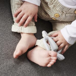 HRYZÁTKO A ZUBNÁ KEFKA MATCHSTICK MONKEY TEETHER COOL GREY - Image 13