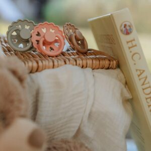 CUMLÍK FRIGG FAIRYTALE X H.C. ANDERSEN CLUMSY HANS, +6 M, KAUČUK - Image 5