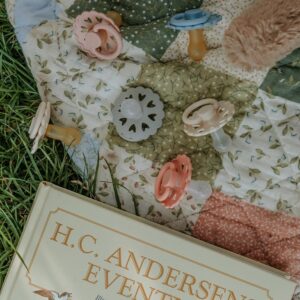 CUMLÍK FRIGG FAIRYTALE X H.C. ANDERSEN CLUMSY HANS, +6 M, KAUČUK - Image 4