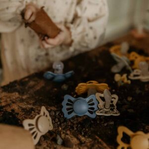 SYMETRICKÝ CUMLÍK FRIGG LUCKY BLUSH, 6-18M, SILIKÓN - Image 9