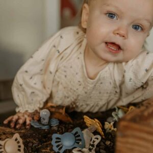 SYMETRICKÝ CUMLÍK FRIGG LUCKY GREAT GRAY, 0-6M, SILIKÓN - Image 8