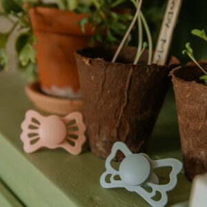 SYMETRICKÝ CUMLÍK FRIGG LUCKY BLUSH, 6-18M, SILIKÓN - Image 6