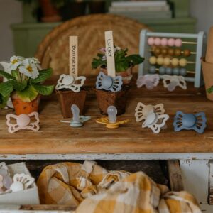 SYMETRICKÝ CUMLÍK FRIGG LUCKY BLUSH, 6-18M, SILIKÓN - Image 7