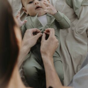 UV ČIAPOČKA S UPF 50+ OLIVE GREEN – V. 74/80 - Image 3